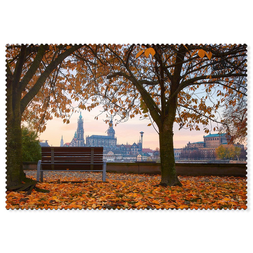 Dresden Postkarte – Altstadt im Herbst Dresden Postkarte mit Parkbank, Herbstlaub und Blick auf die Altstadt