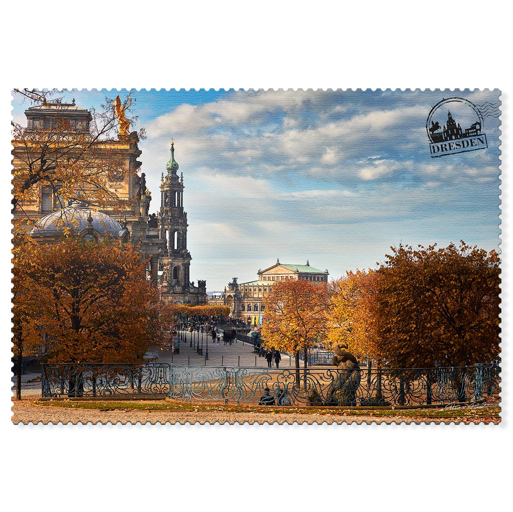 Dresden Postkarte – Stadtzentrum im Herbst Postkarte aus Dresden mit herbstlichem Stadtzentrum und Zackenrand
