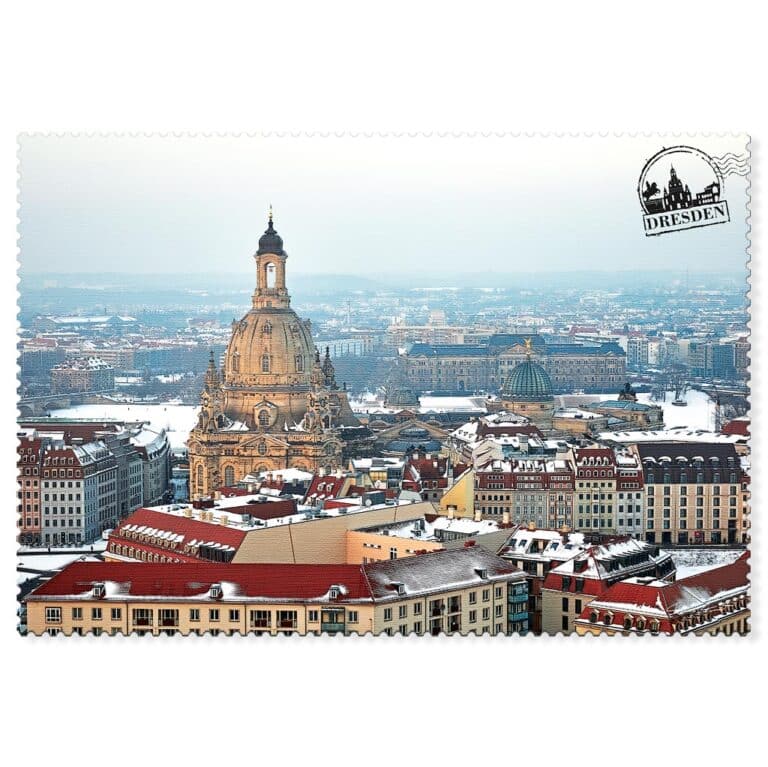 Verschneite Dresdner Altstadt mit Frauenkirche im Winter
