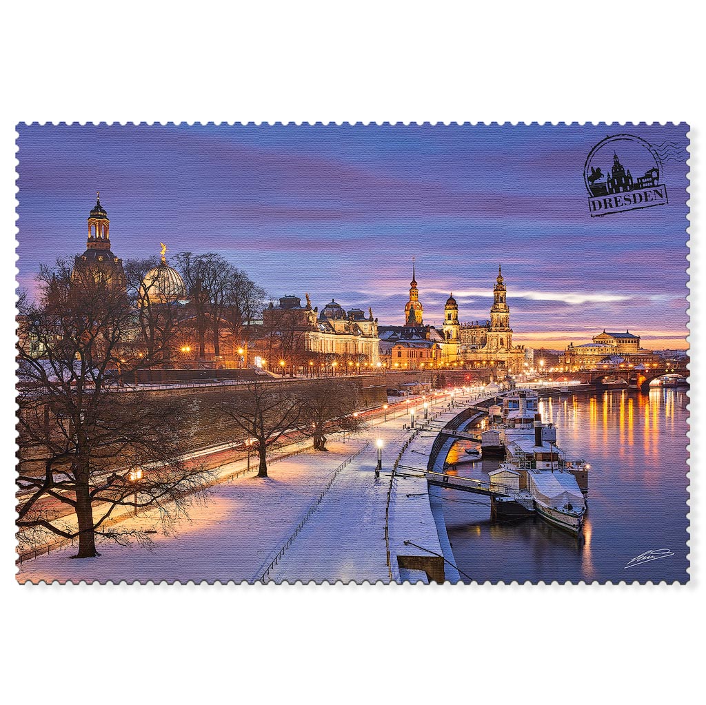 Dresden im Winter – Terrassenufer in der Dämmerung Verschneites Dresdner Terrassenufer mit beleuchteter Altstadt in der Dämmerung