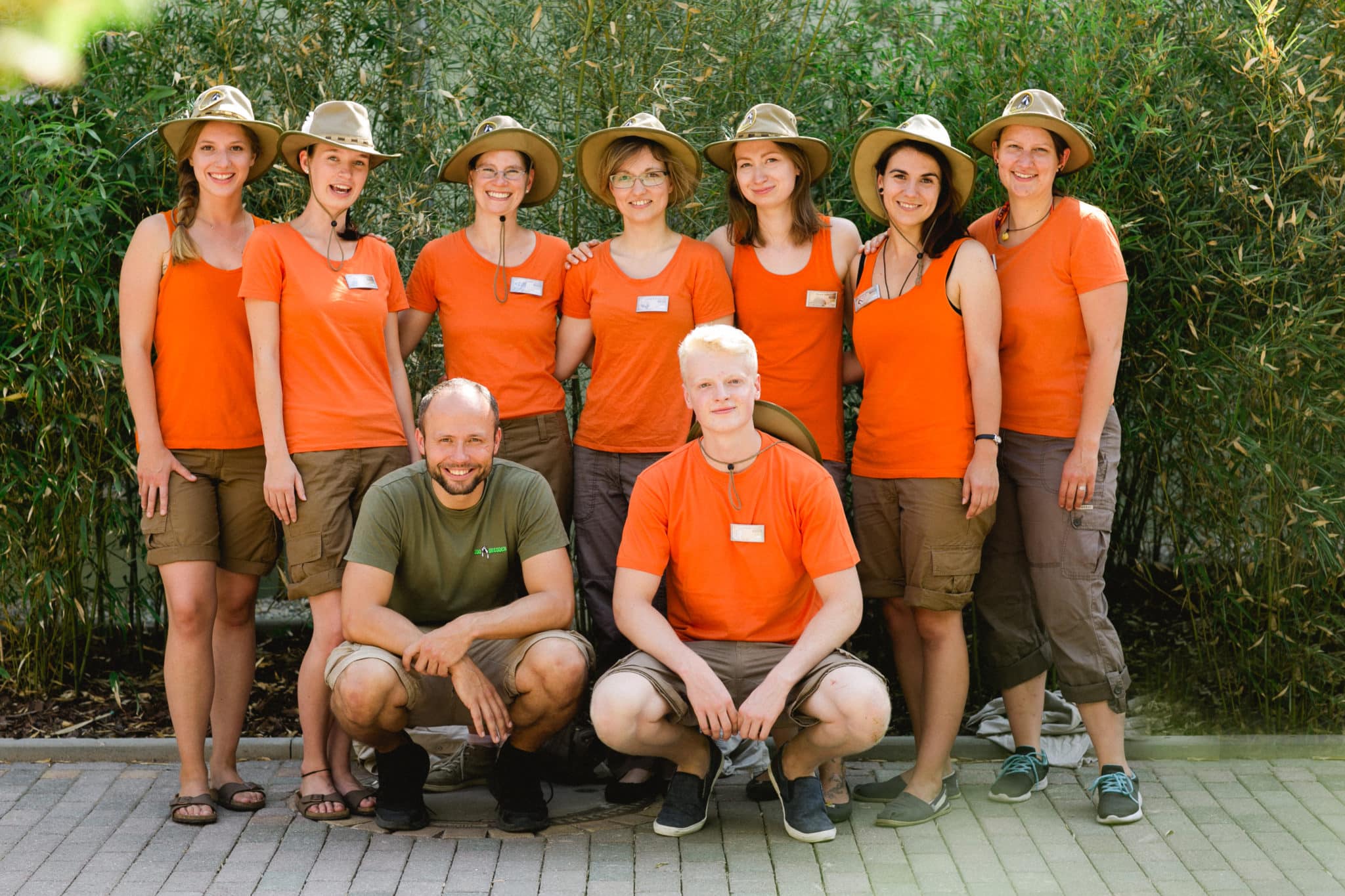 Das Team der Zoo-Scout Mitarbeiter:innen des Zoo Dresden auf einem Gruppenbild.
