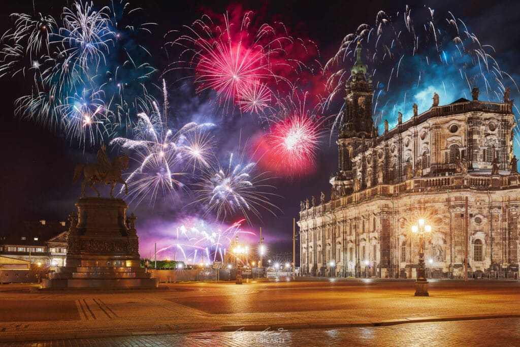 Feuerwerk am Theaterplatz mit Blick zur Katholischen Hofkirche