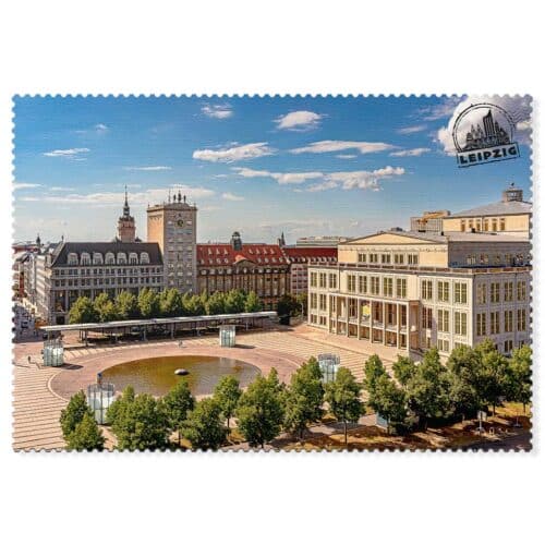 Leipzig Postkarte Augustusplatz und Oper – Vogelperspektive mit blauem Himmel und weißen Wolken.