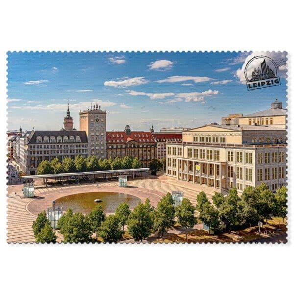 Leipzig Postkarte Augustusplatz und Oper – Vogelperspektive mit blauem Himmel und weißen Wolken.