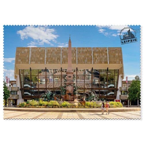 Leipzig Postkarte Gewandhaus – Konzerthaus mit blauem Himmel und weißen Wolken.