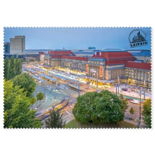 Leipzig Postkarte Hauptbahnhof – Architektonisches Meisterwerk in beeindruckender Beleuchtung.