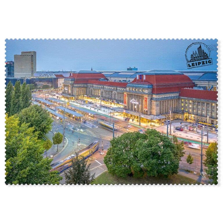 Leipzig Postkarte Hauptbahnhof – Architektonisches Meisterwerk in beeindruckender Beleuchtung.