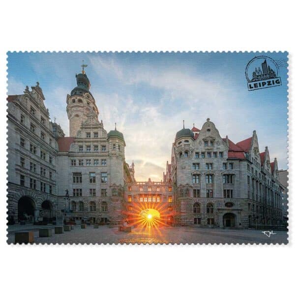 Leipzig Postkarte Neues Rathaus – Imposantes Bauwerk bei Sonnenuntergang mit Sonnenstern.