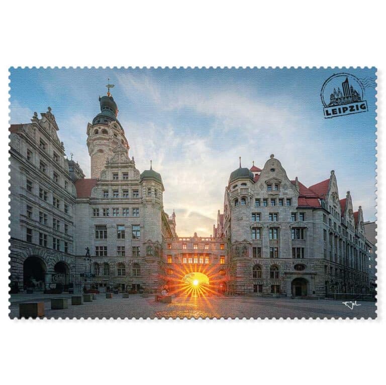 Leipzig Postkarte Neues Rathaus – Imposantes Bauwerk bei Sonnenuntergang mit Sonnenstern.