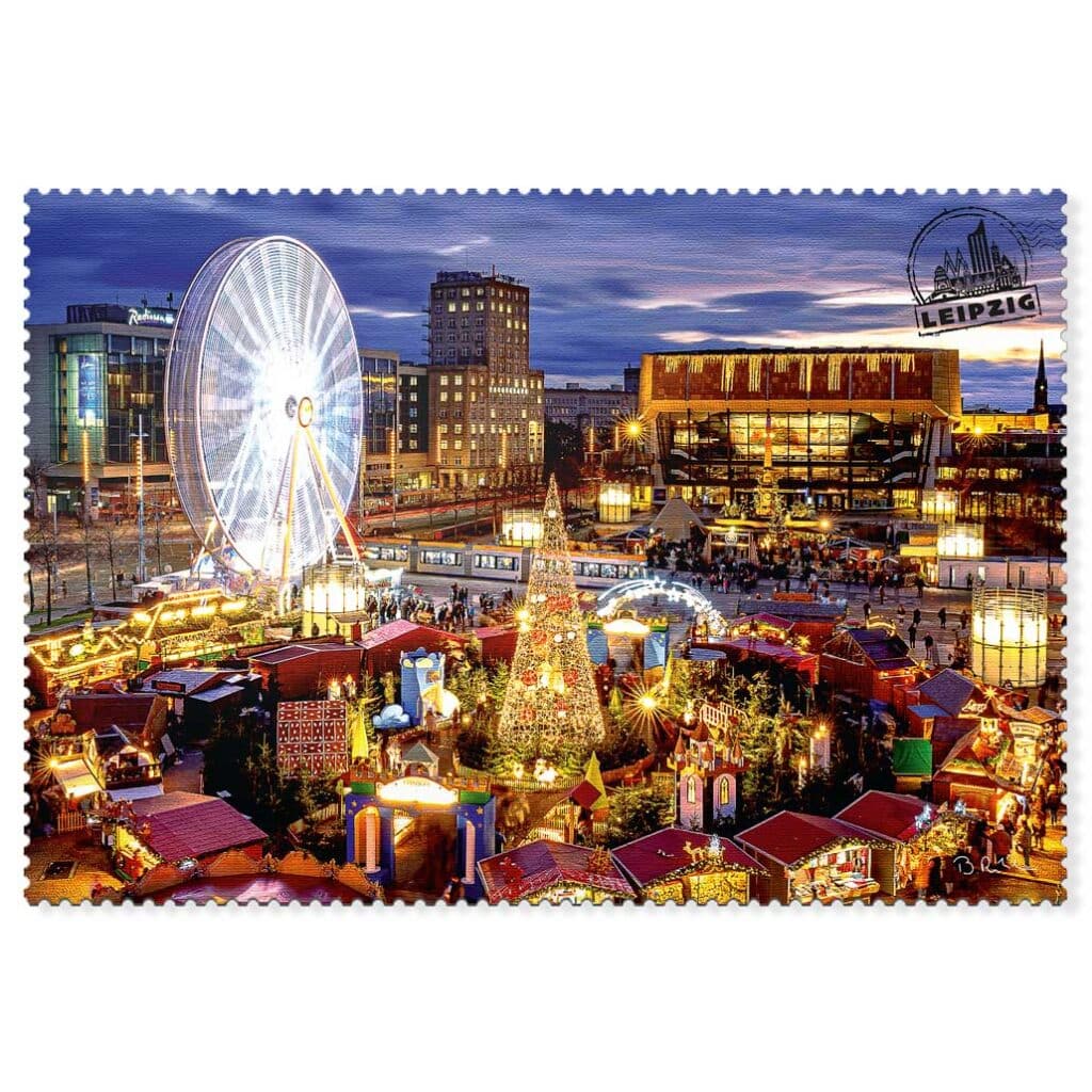 Leipzig Postkarte – Weihnachtsmarkt mit Riesenrad & Marktbuden während der Blauen Stunde.
