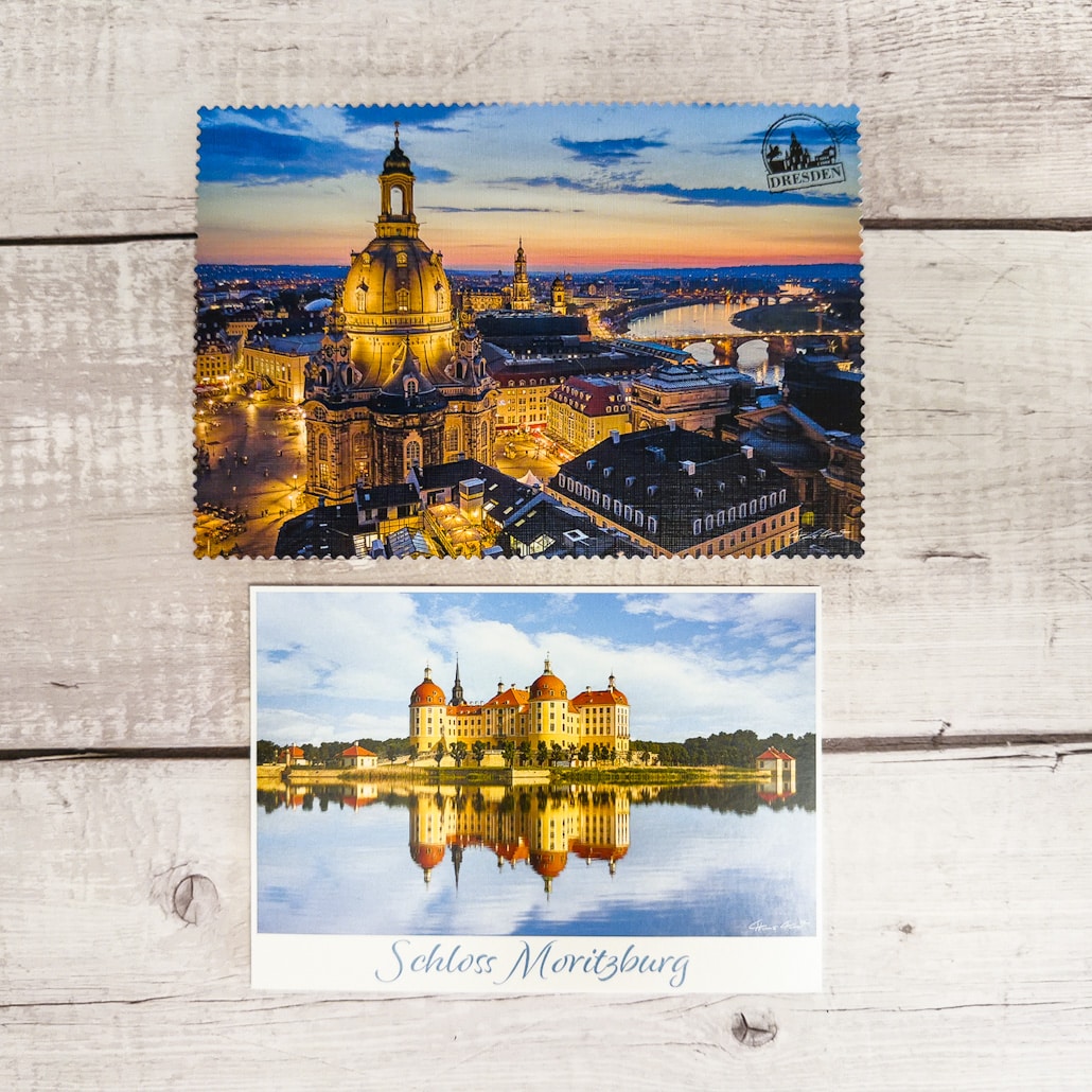 Zwei Postkartenformate im Sachsen Set Größenvergleich zwischen Zackenpostkarte und klassischer A6 Postkarte